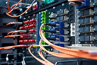 Características de transmissão de fibra óptica